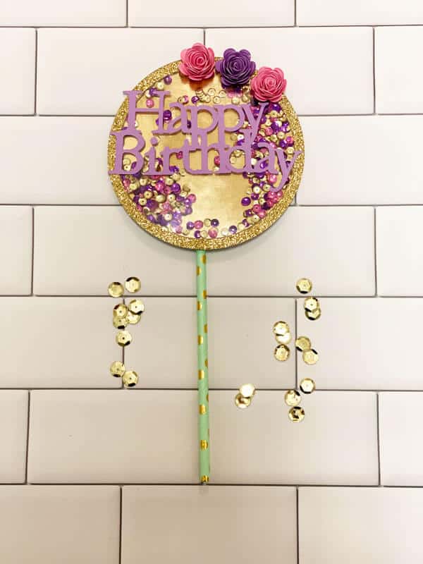 Read more about the article Easy DIY Cake Topper Made With Your Cricut