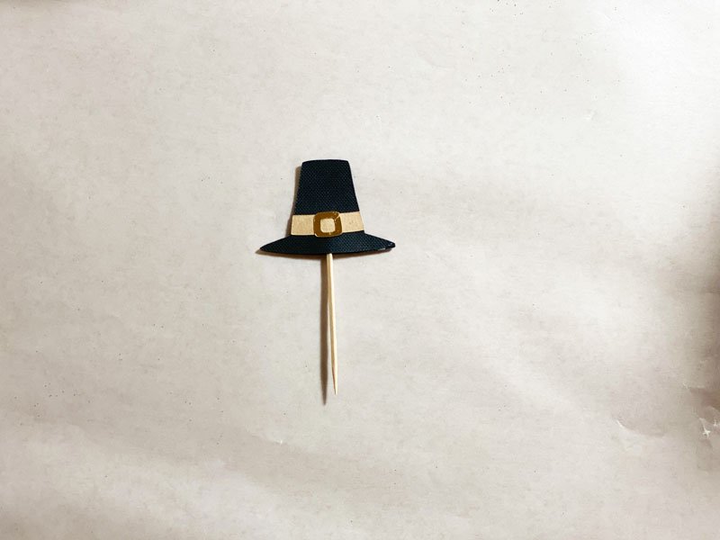 The completed Pilgrim hat cupcake topper.