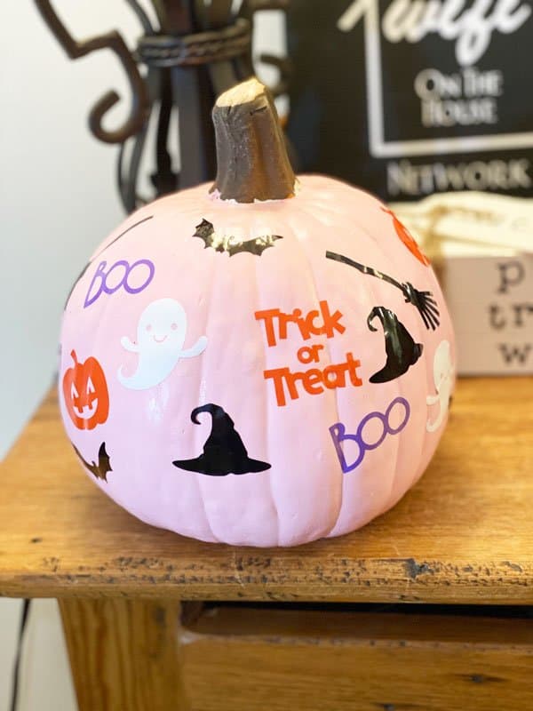 Read more about the article A Little Pink Pumpkin Made With The Cricut
