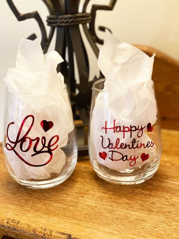 Read more about the article DIY Valentine Wine Glasses With The Cricut